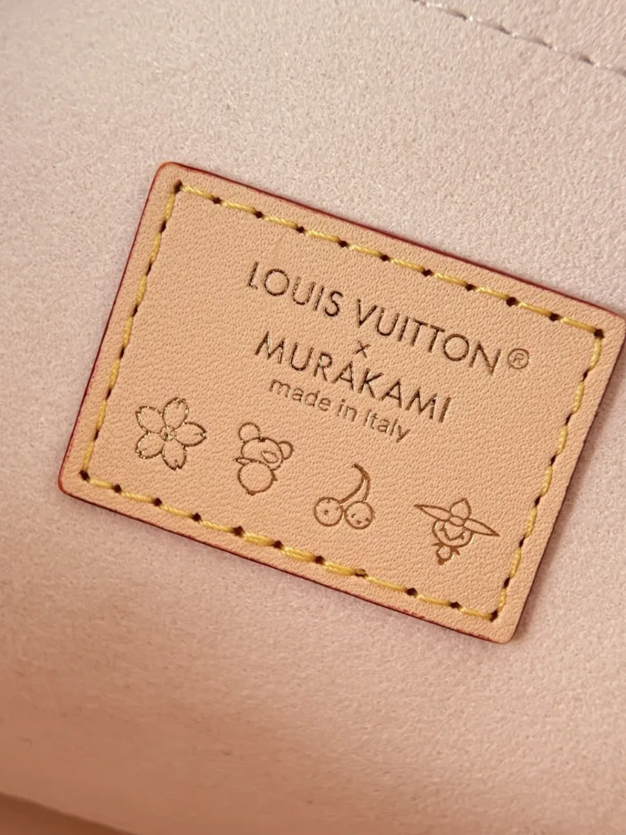 Внутренняя кожаная нашивка с тиснением Louis Vuitton x Murakami