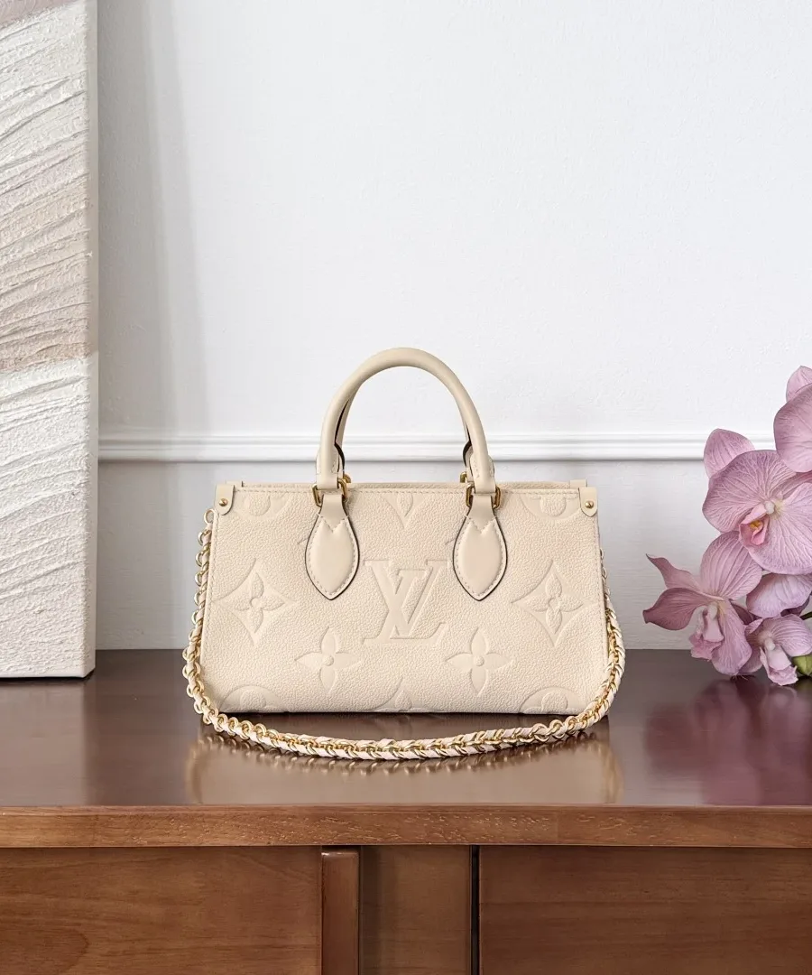 Белая сумка Louis Vuitton OnTheGo East West с золотистой цепочкой, вид спереди