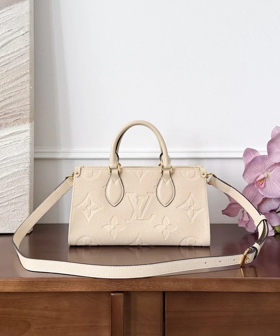 Белая сумка Louis Vuitton OnTheGo East West с кожаным плечевым ремнем, вид спереди