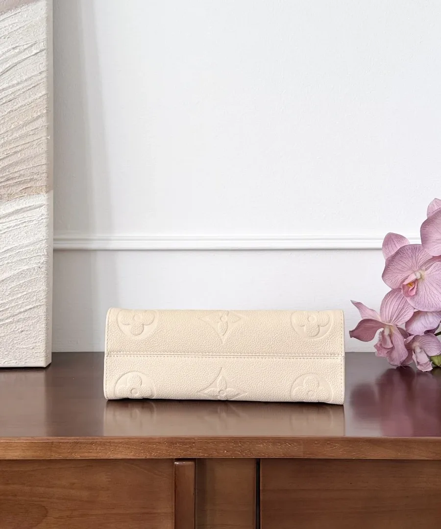 Белая сумка Louis Vuitton OnTheGo East West, вид снизу