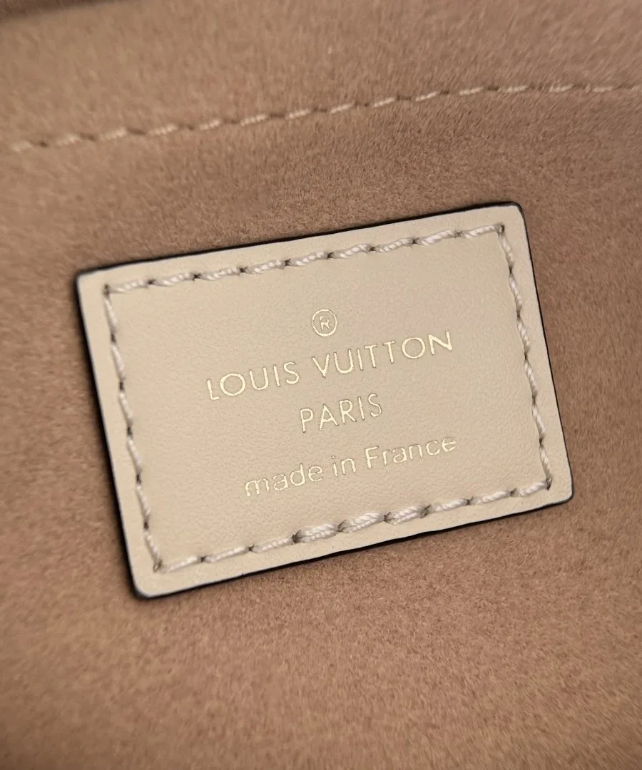 Крупный план внутренней кожаной нашивки с тиснением Louis Vuitton Paris
