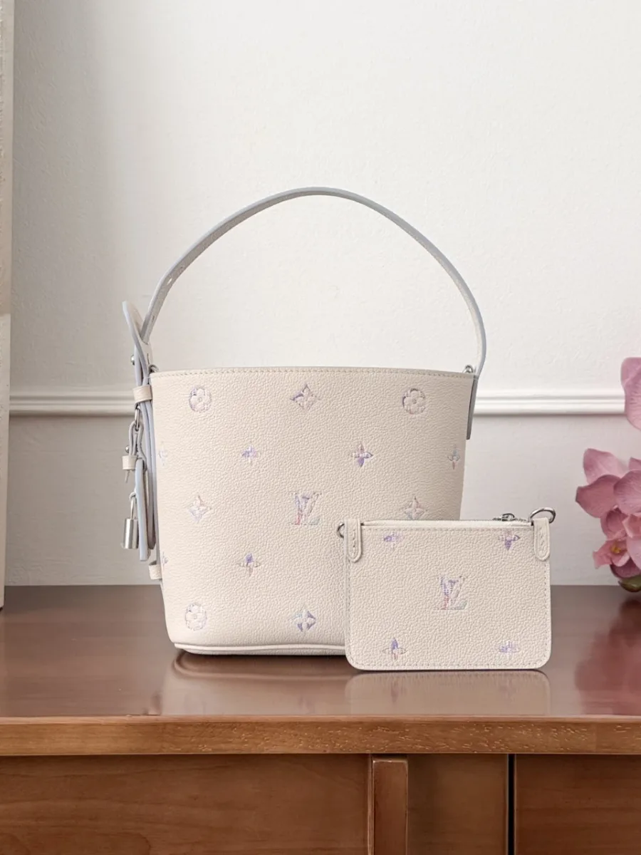 Бежевая сумка-ведро Louis Vuitton All-In BB с разноцветным монограммным узором и мини-кошельком, вид спереди
