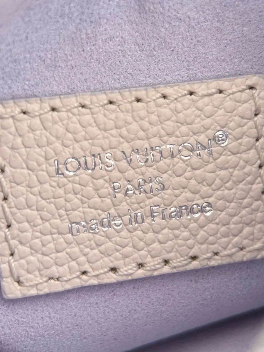 Кожаная нашивка с тиснением Louis Vuitton Paris made in France на сиреневой подкладке