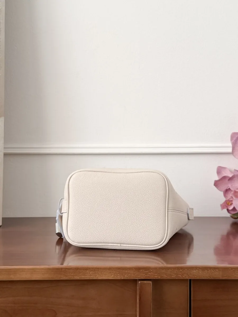 Плоское прямоугольное дно бежевой кожаной сумки Louis Vuitton All-In BB