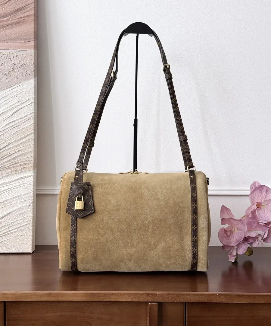 Бежевая замшевая сумка Louis Vuitton Express MM на длинном плечевом ремне, вид спереди