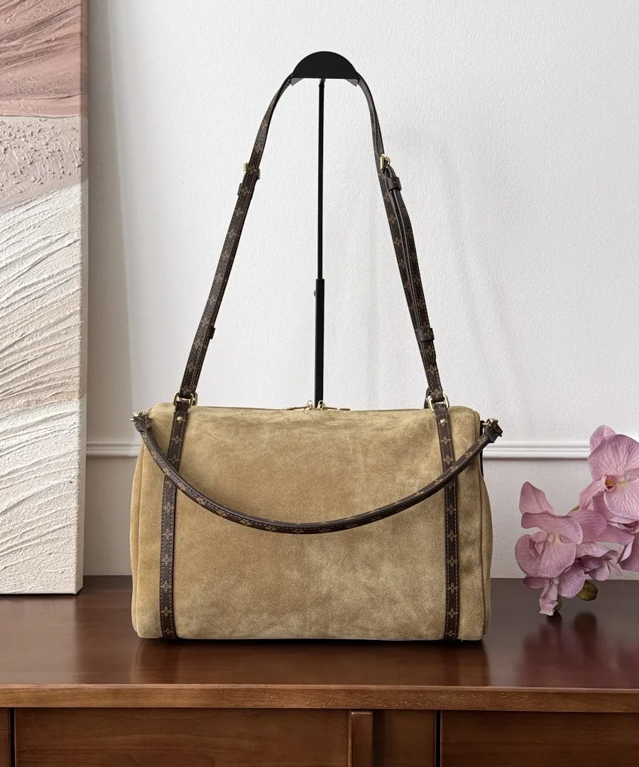 Бежевая замшевая сумка Louis Vuitton Express MM с коротким ремешком, вид сзади