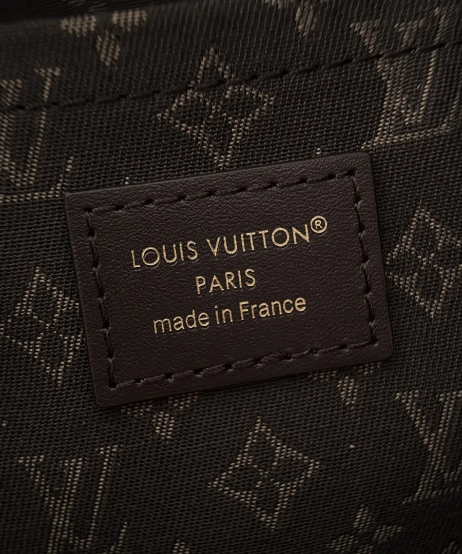 Кожаная нашивка с золотистым тиснением Louis Vuitton Paris на внутренней подкладке