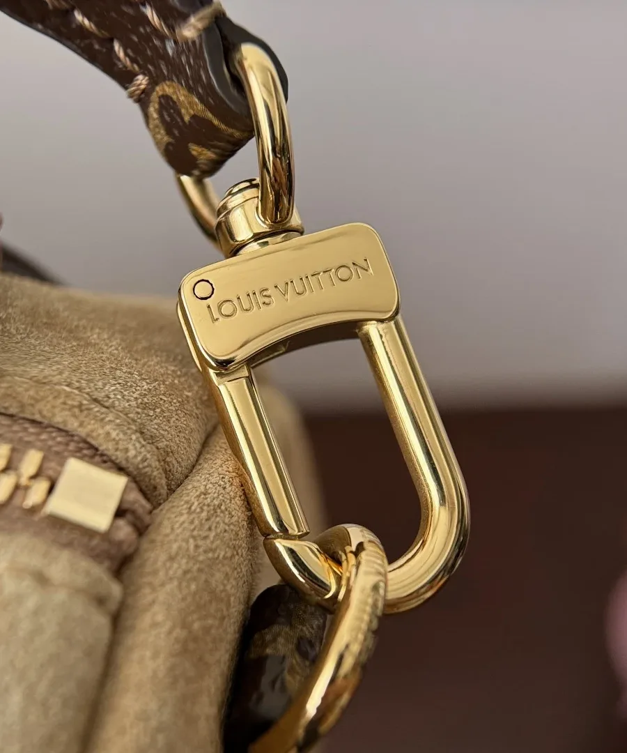 Золотистый карабин плечевого ремня с гравировкой Louis Vuitton