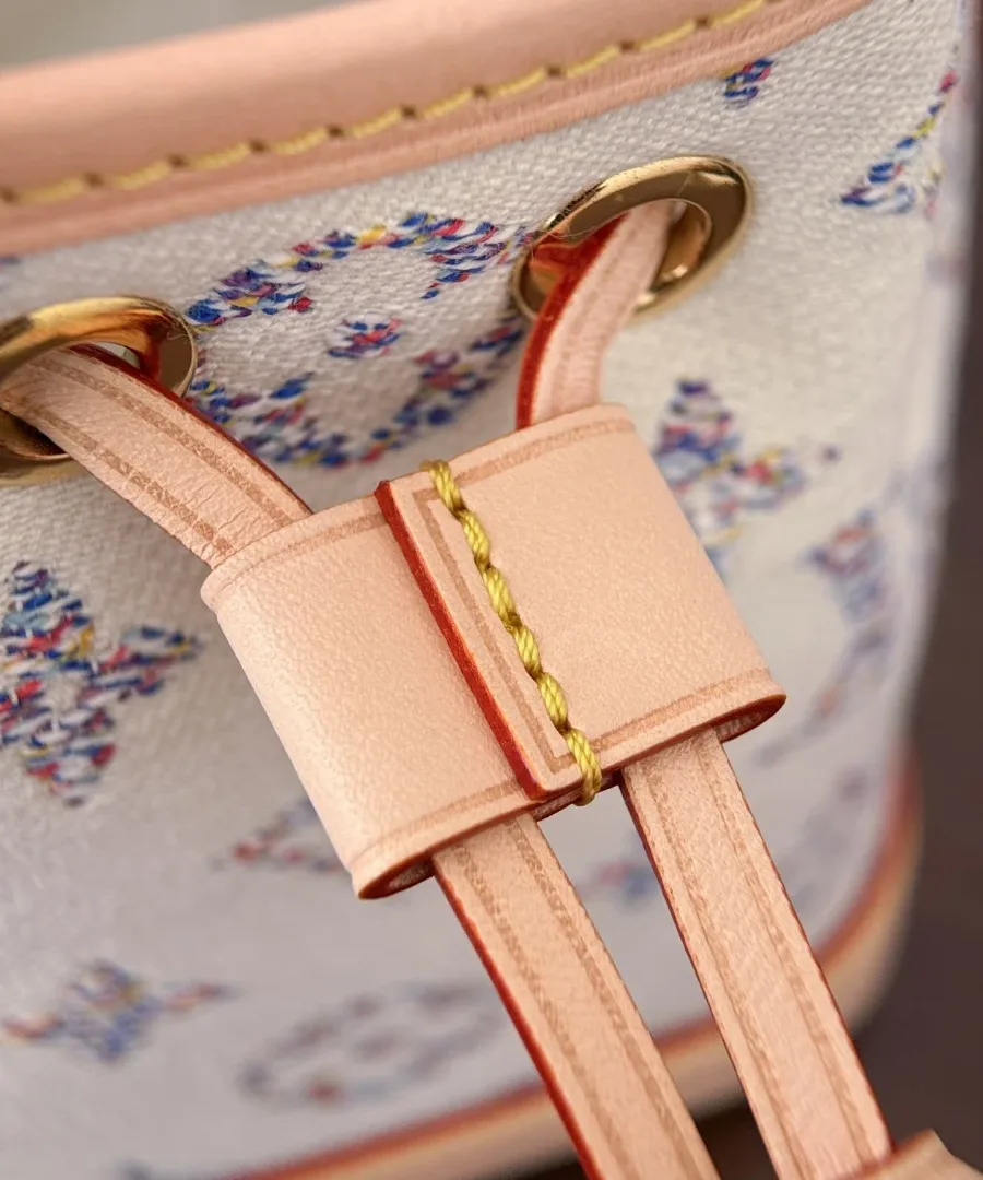 Крупный план кожаного затягивающегося шнурка на сумке Louis Vuitton
