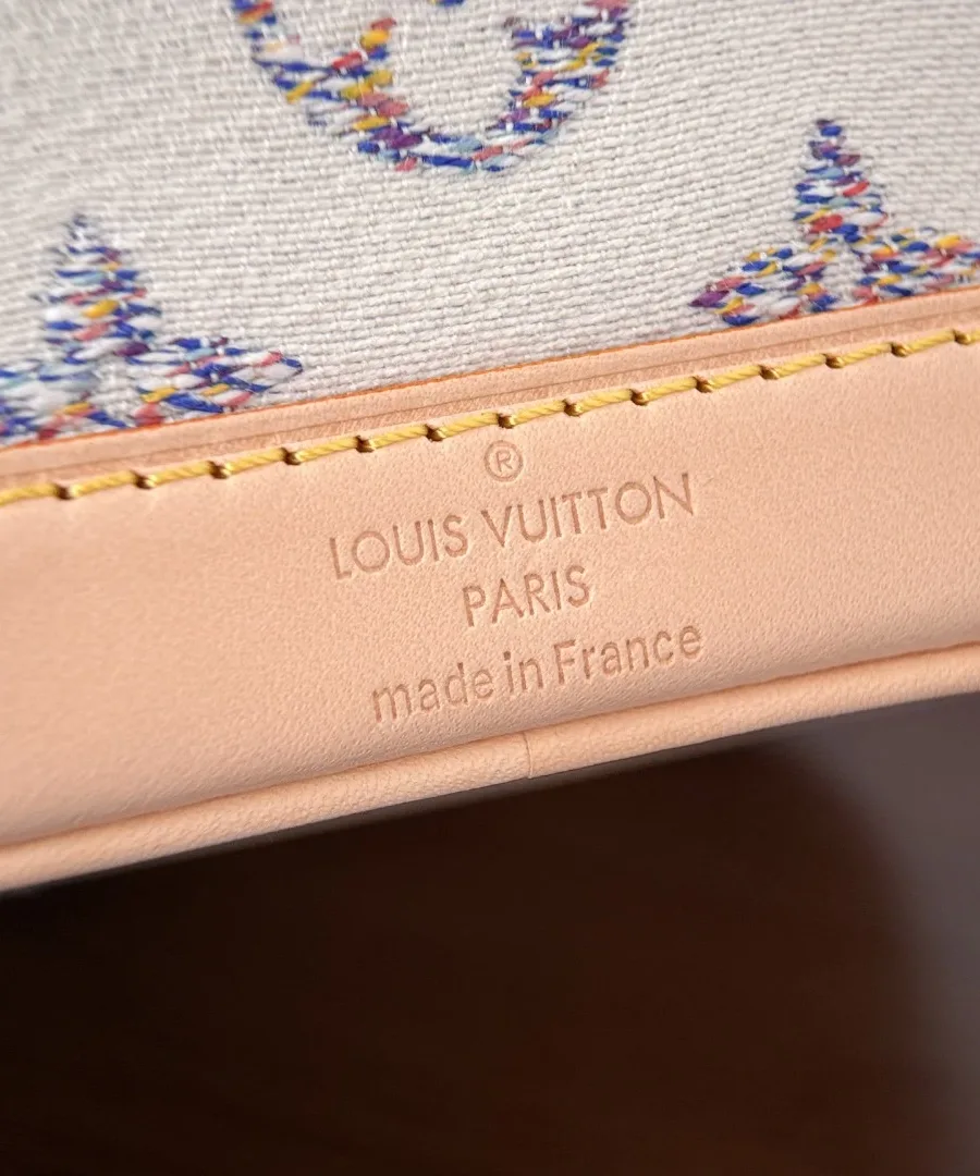 Тиснение Louis Vuitton Paris made in France на кожаной отделке сумки