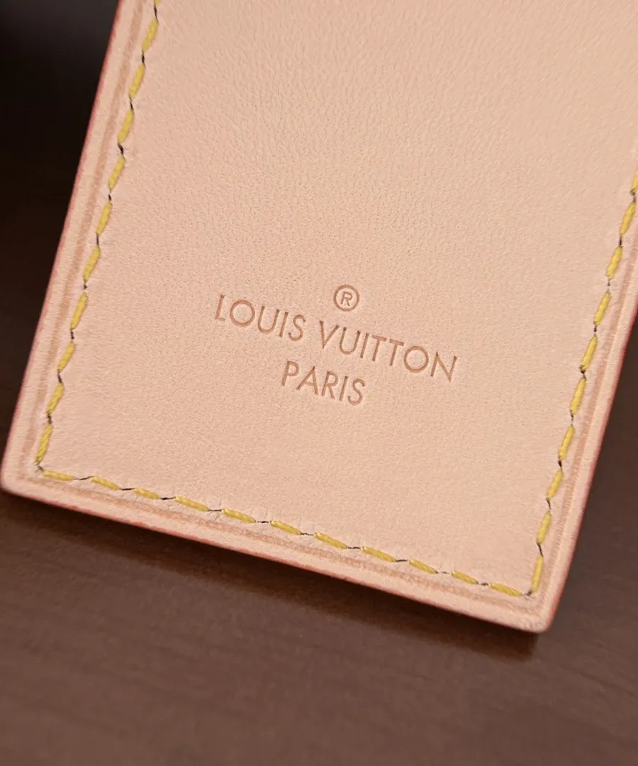 Тиснение Louis Vuitton Paris на обратной стороне кожаной бирки