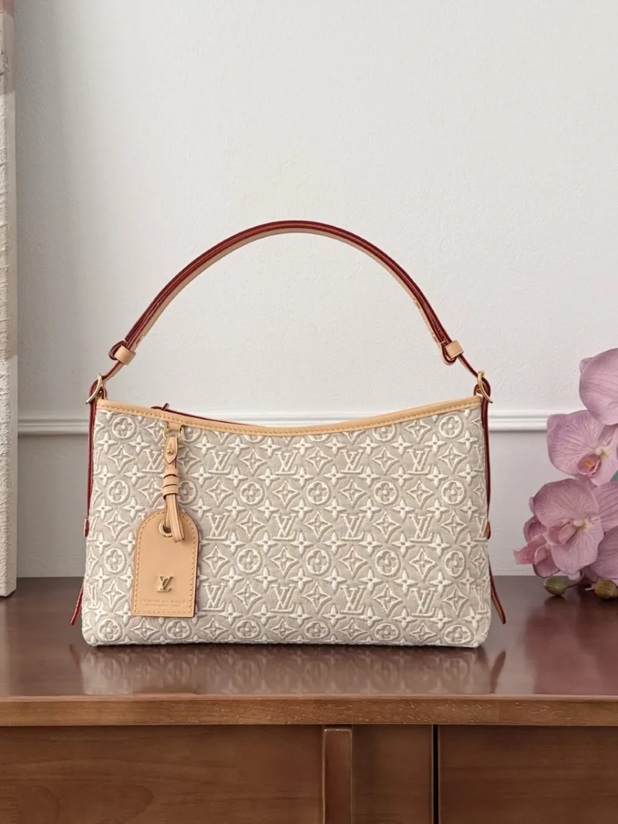 Сумка Louis Vuitton Carryall бежевого цвета, вид спереди с кожаной биркой