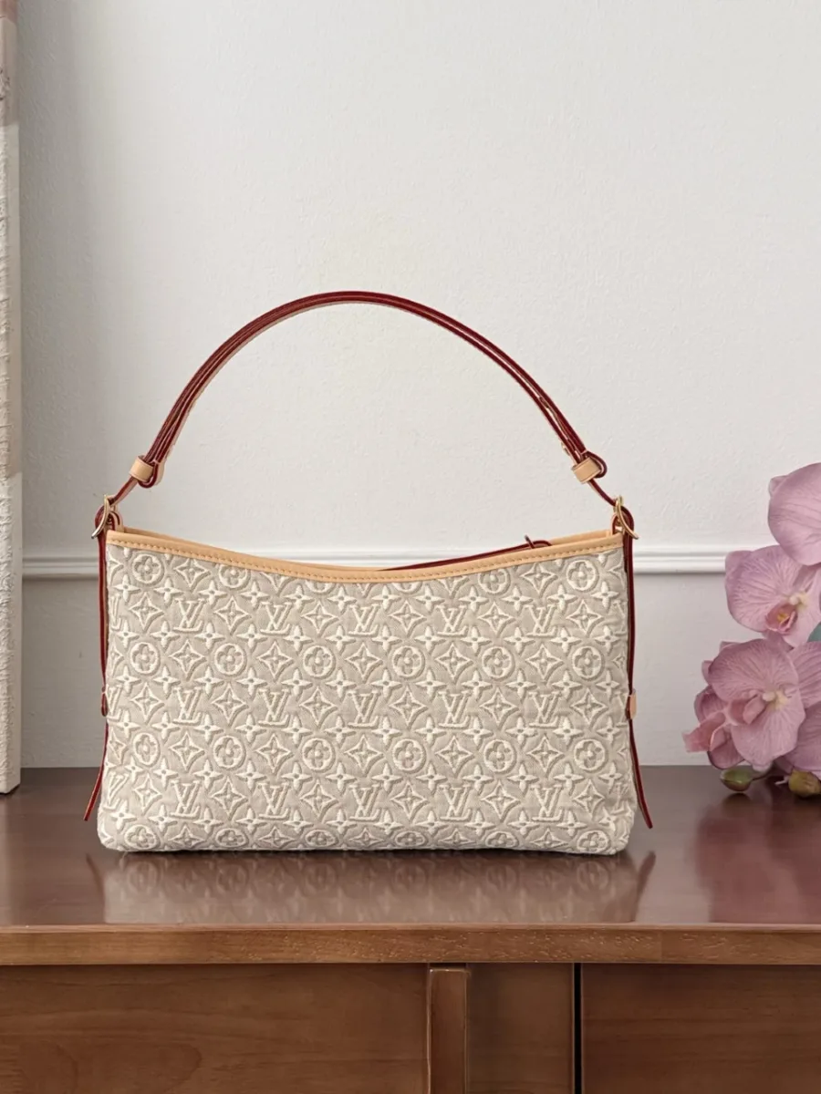 Бежевая сумка Louis Vuitton Carryall, вид сзади