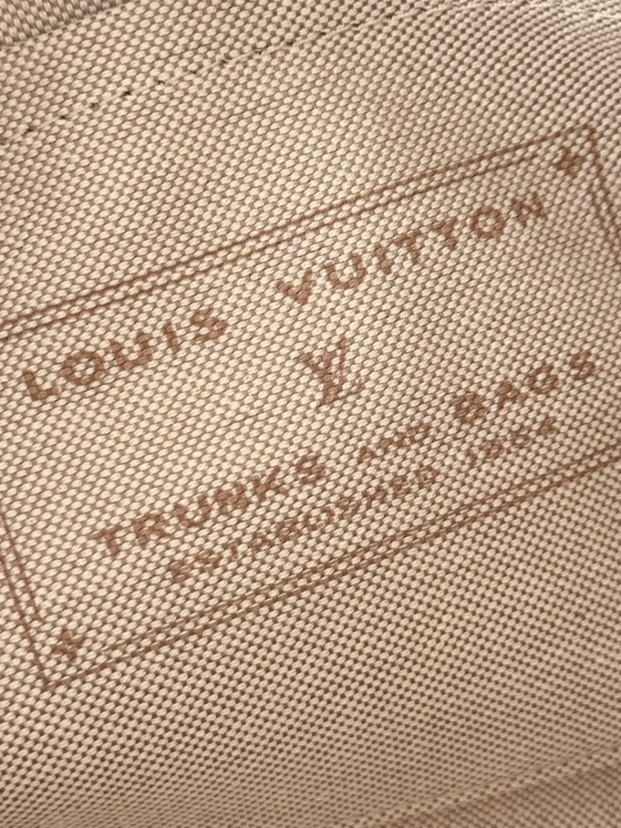 Внутренний принт Louis Vuitton Trunks and Bags на текстильной подкладке