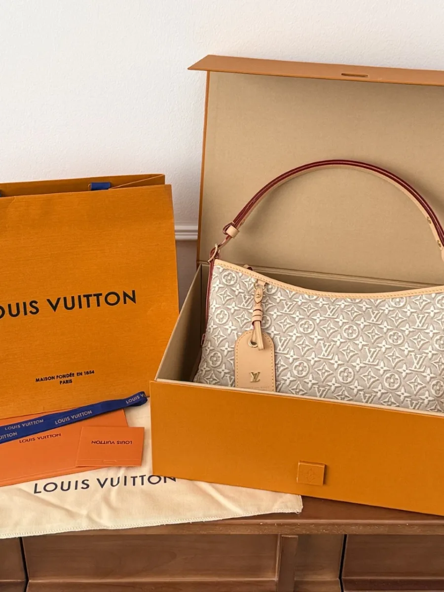 Сумка Louis Vuitton Carryall в фирменной коробке рядом с бумажным пакетом