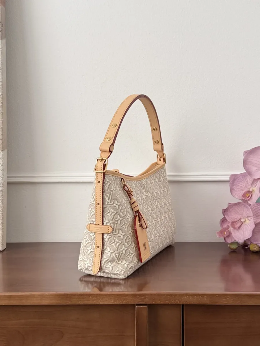 Сумка Louis Vuitton Carryall из рельефного текстиля, вид сбоку