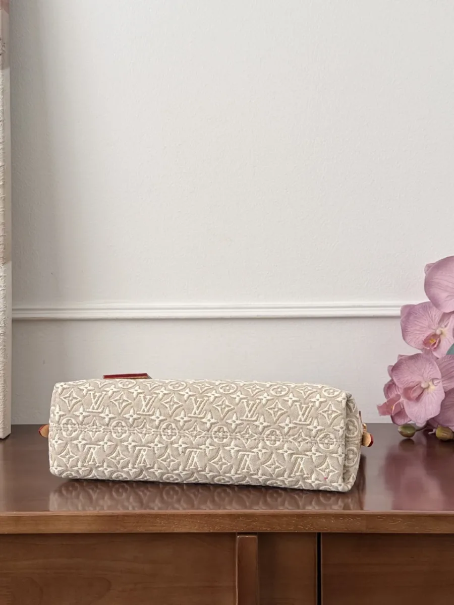 Сумка Louis Vuitton Carryall, вид снизу на дно