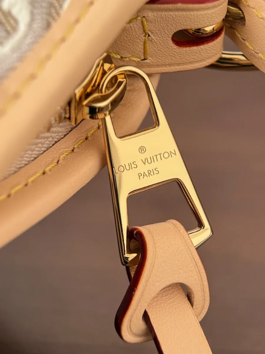 Золотистый металлический пуллер молнии с гравировкой Louis Vuitton Paris