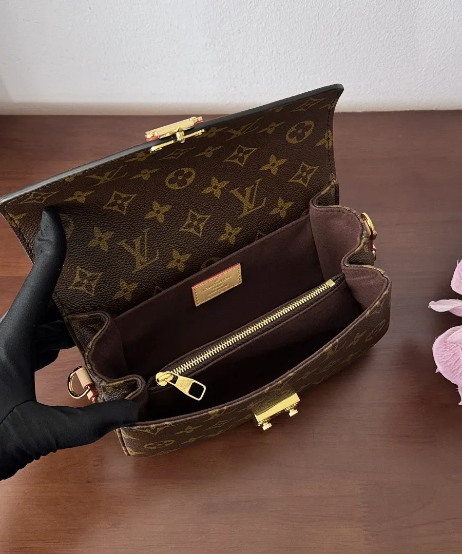 Сумка Louis Vuitton Pochette Métis East West в открытом виде с внутренними отделениями