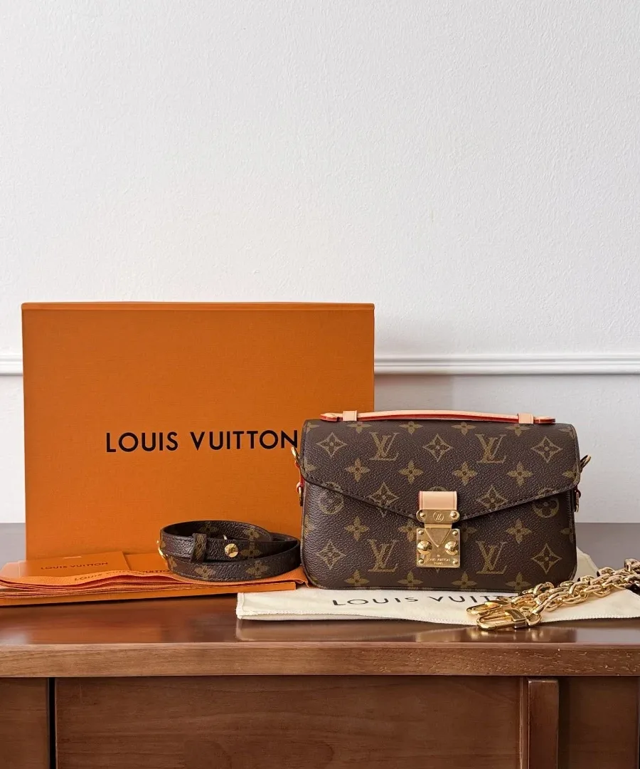 Сумка Louis Vuitton Pochette Métis East West в комплекте с фирменной коробкой и пыльником