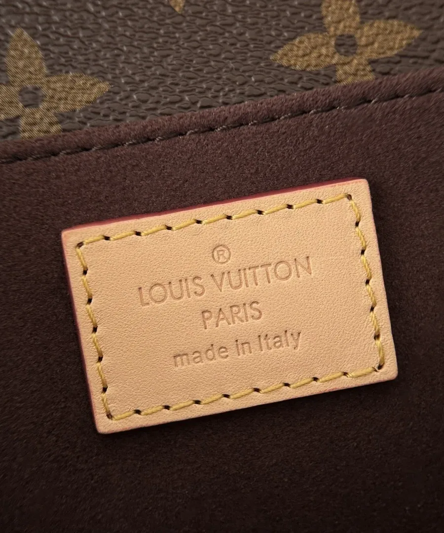 Кожаная нашивка с тиснением Louis Vuitton Paris на внутренней подкладке сумки