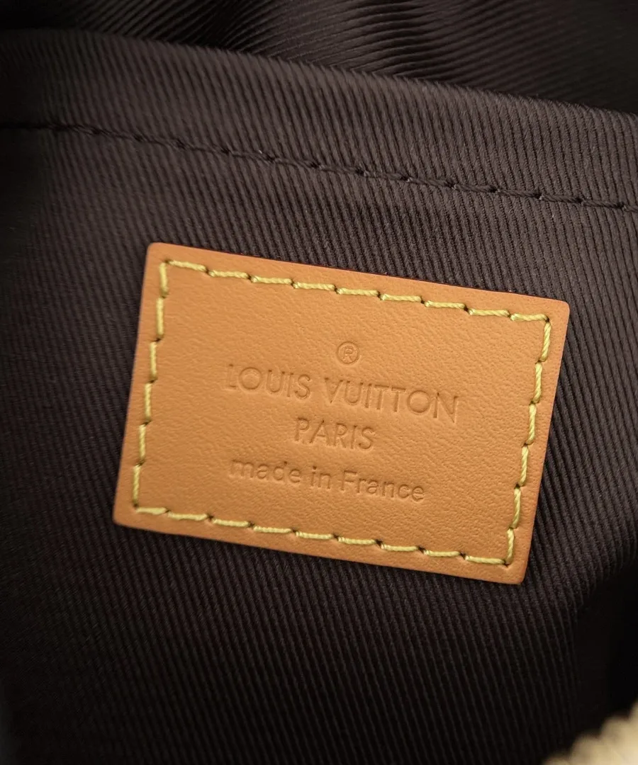 Внутренняя кожаная нашивка с золотистым тиснением Louis Vuitton Paris