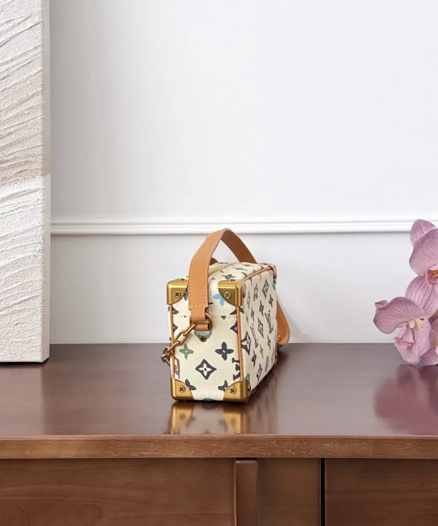 Сумка-коробка Louis Vuitton Mini Soft Trunk, вид сбоку с кожаной ручкой