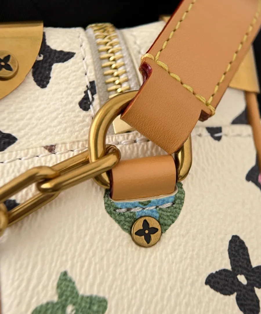 Деталь крепления кожаного плечевого ремня к сумке Louis Vuitton