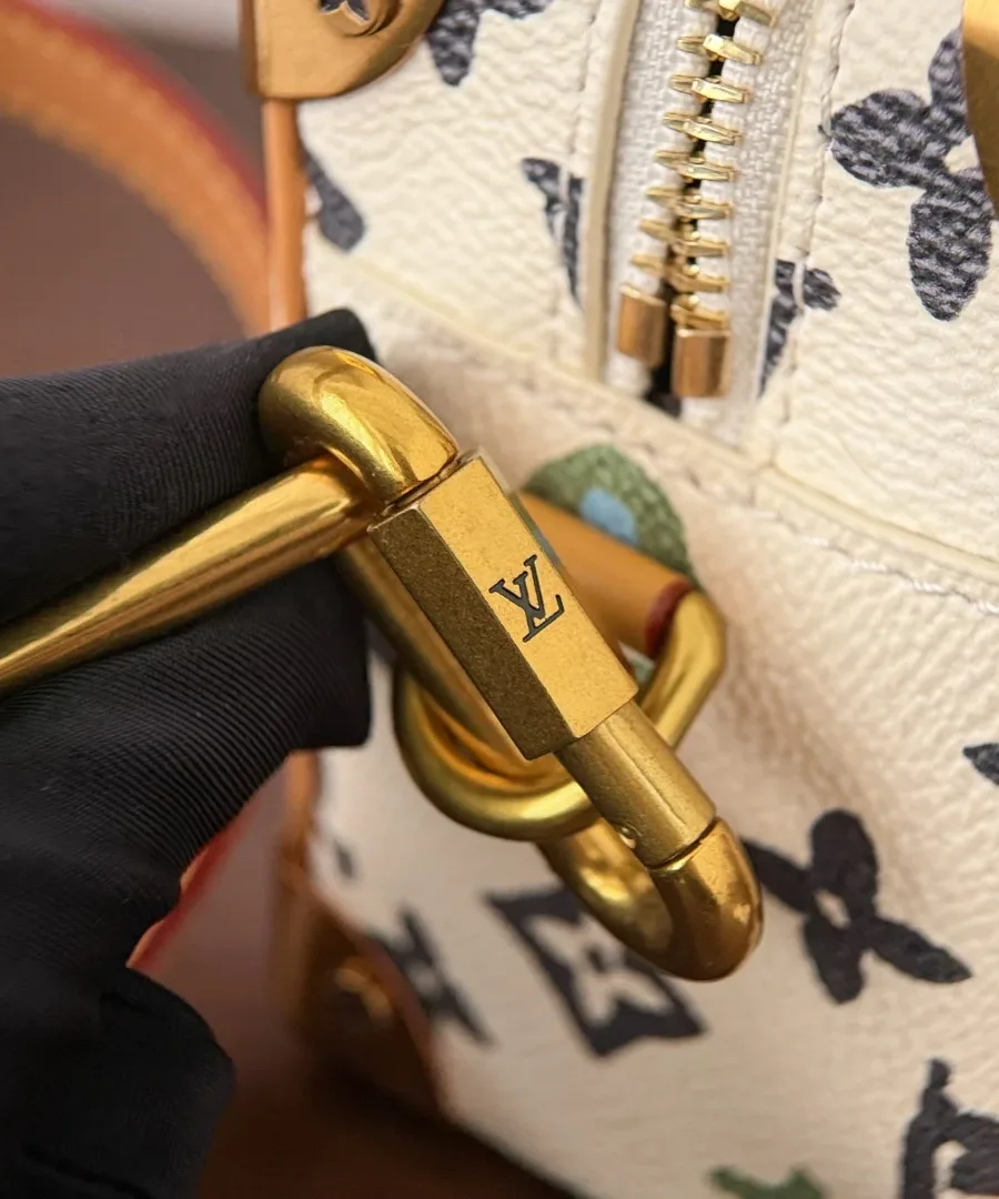 Золотистый карабин плечевого ремня с гравировкой логотипа LV