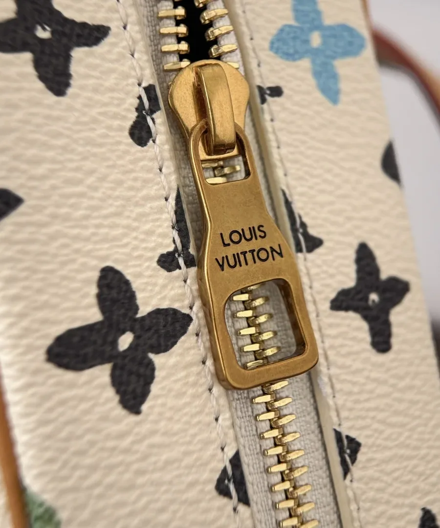 Золотистый металлический пуллер молнии с надписью Louis Vuitton