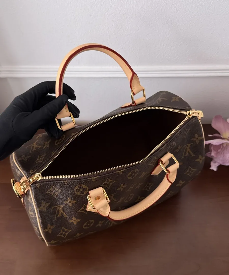 Вид сверху на открытую сумку Louis Vuitton Speedy 30 с коричневой текстильной подкладкой