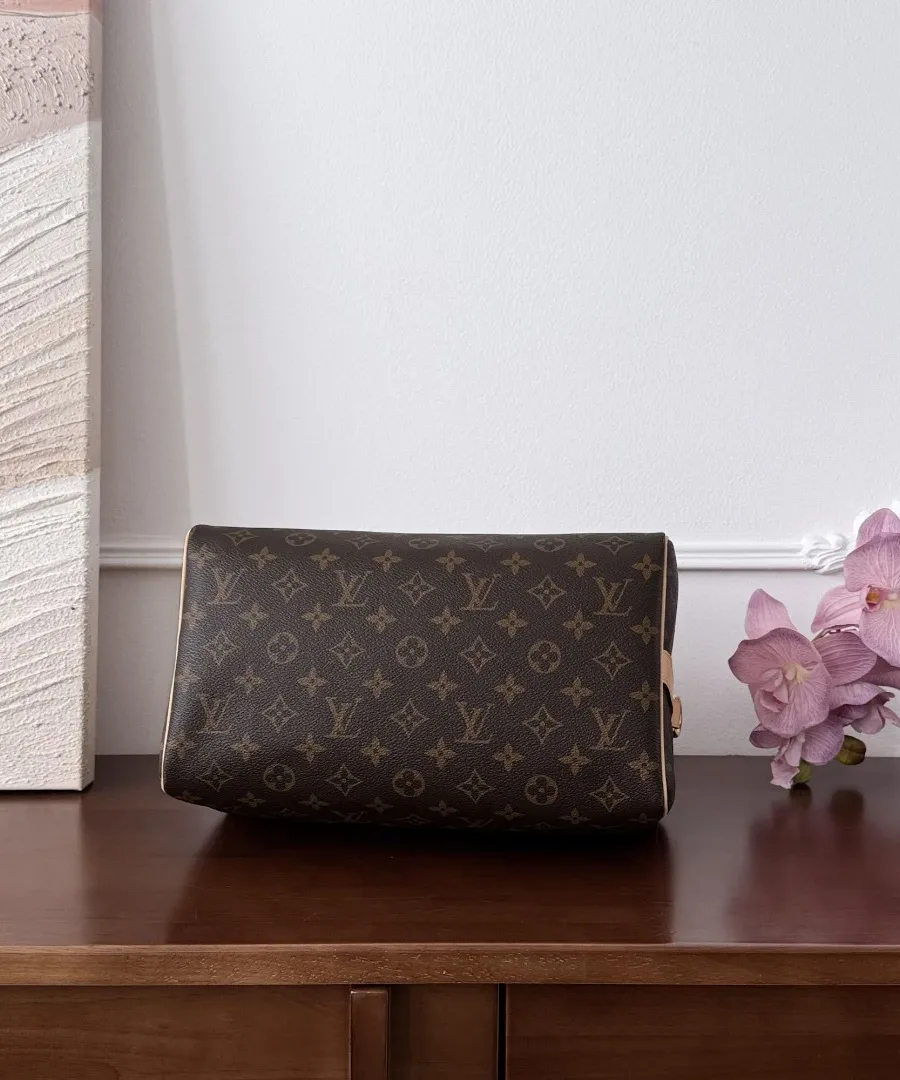 Вид снизу на сумку Louis Vuitton Speedy 30 из канвы с фирменным узором Monogram