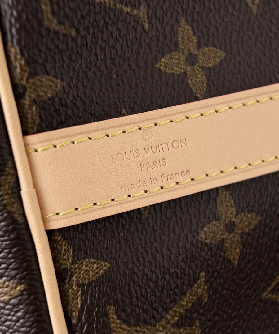 Крупный план кожаной нашивки с тиснением Louis Vuitton Paris made in France