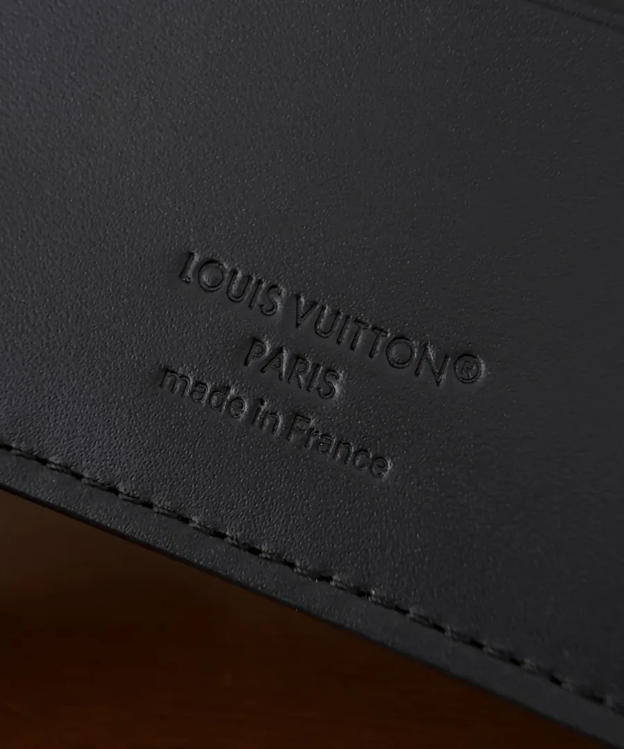 Тисненое клеймо Louis Vuitton Paris made in France на внутренней стороне кошелька