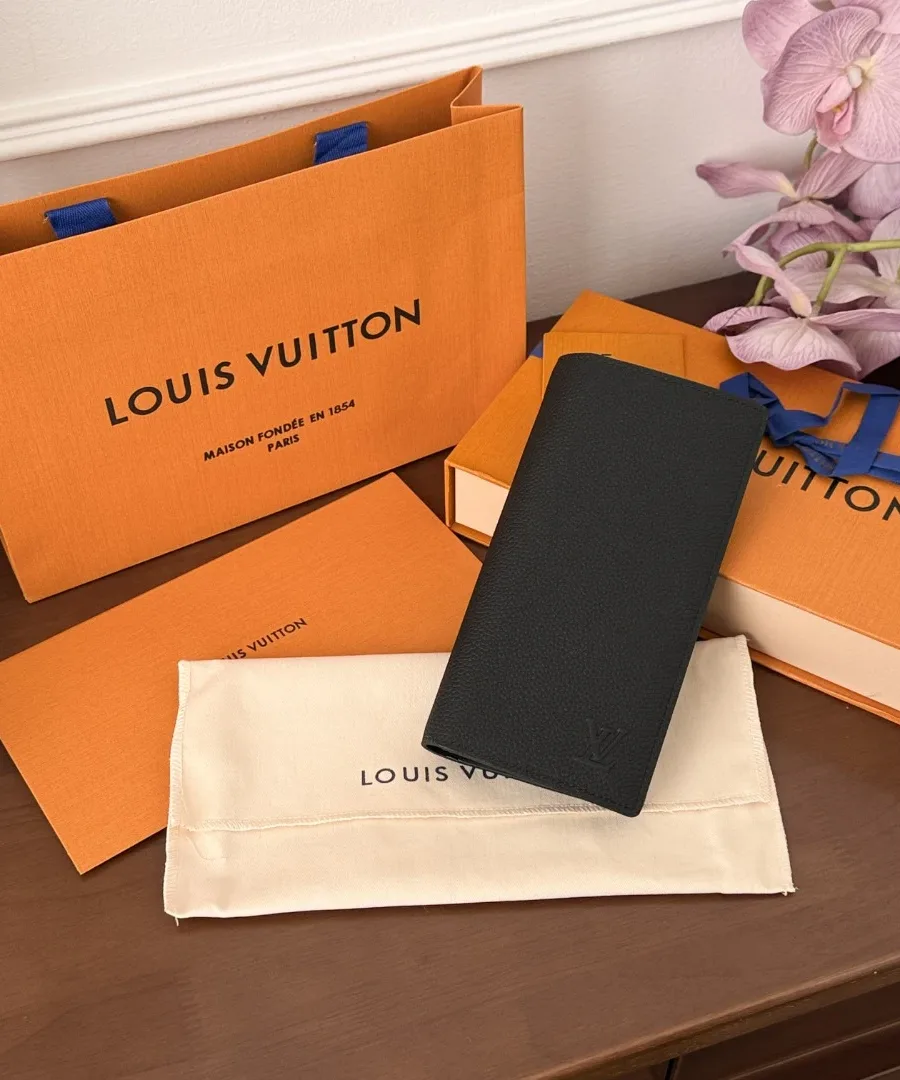 Кошелек Louis Vuitton Multiple рядом с фирменной коробкой, пыльником и пакетом