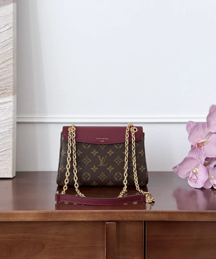 Коричневая сумка Louis Vuitton с бордовым клапаном и золотистой цепочкой, вид спереди