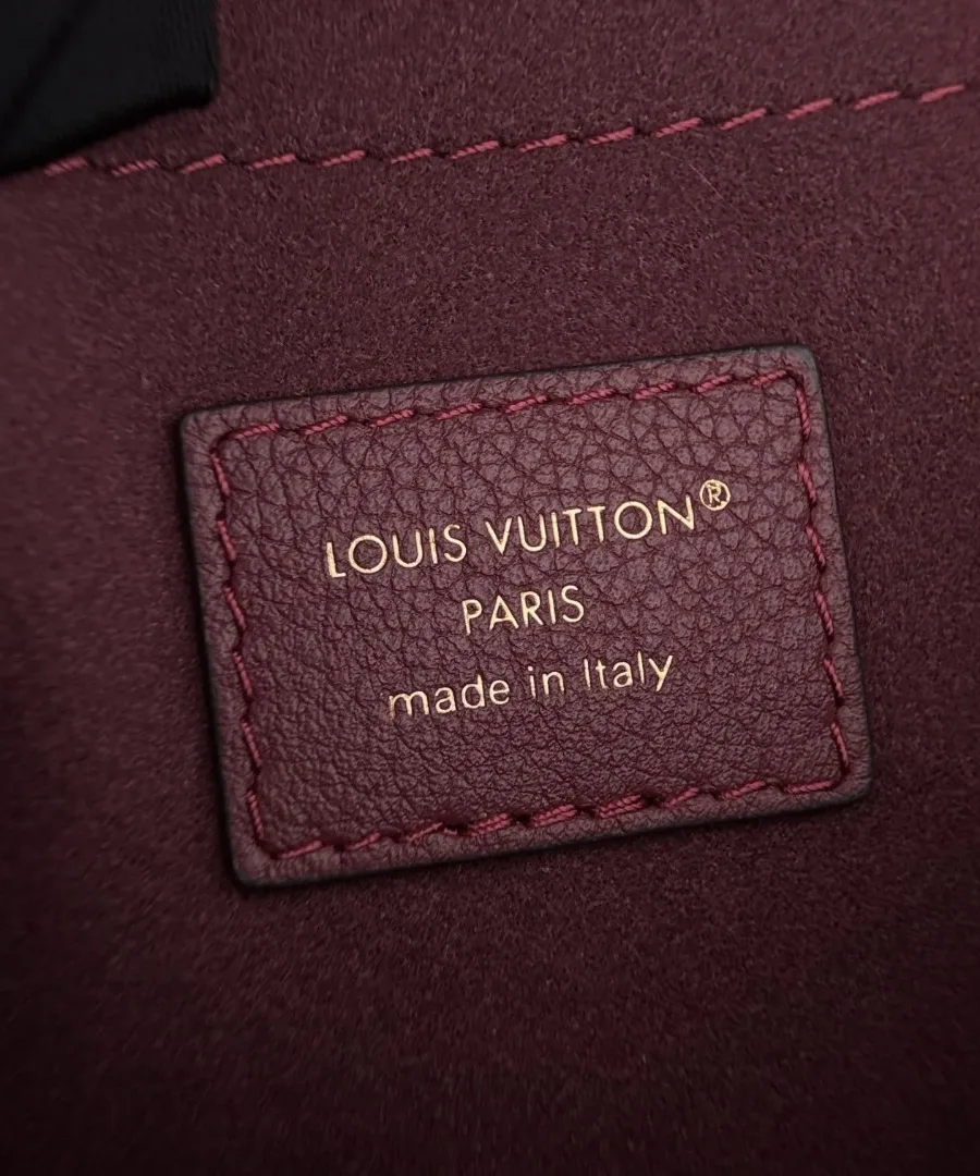 Кожаная бирка с тиснением Louis Vuitton Paris made in Italy внутри сумки