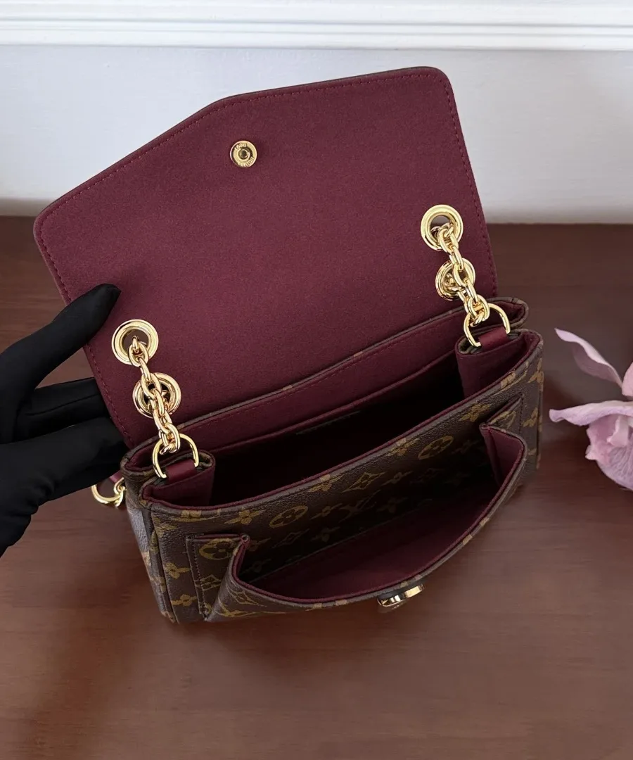 Открытая сумка Louis Vuitton с бордовой подкладкой, вид сверху