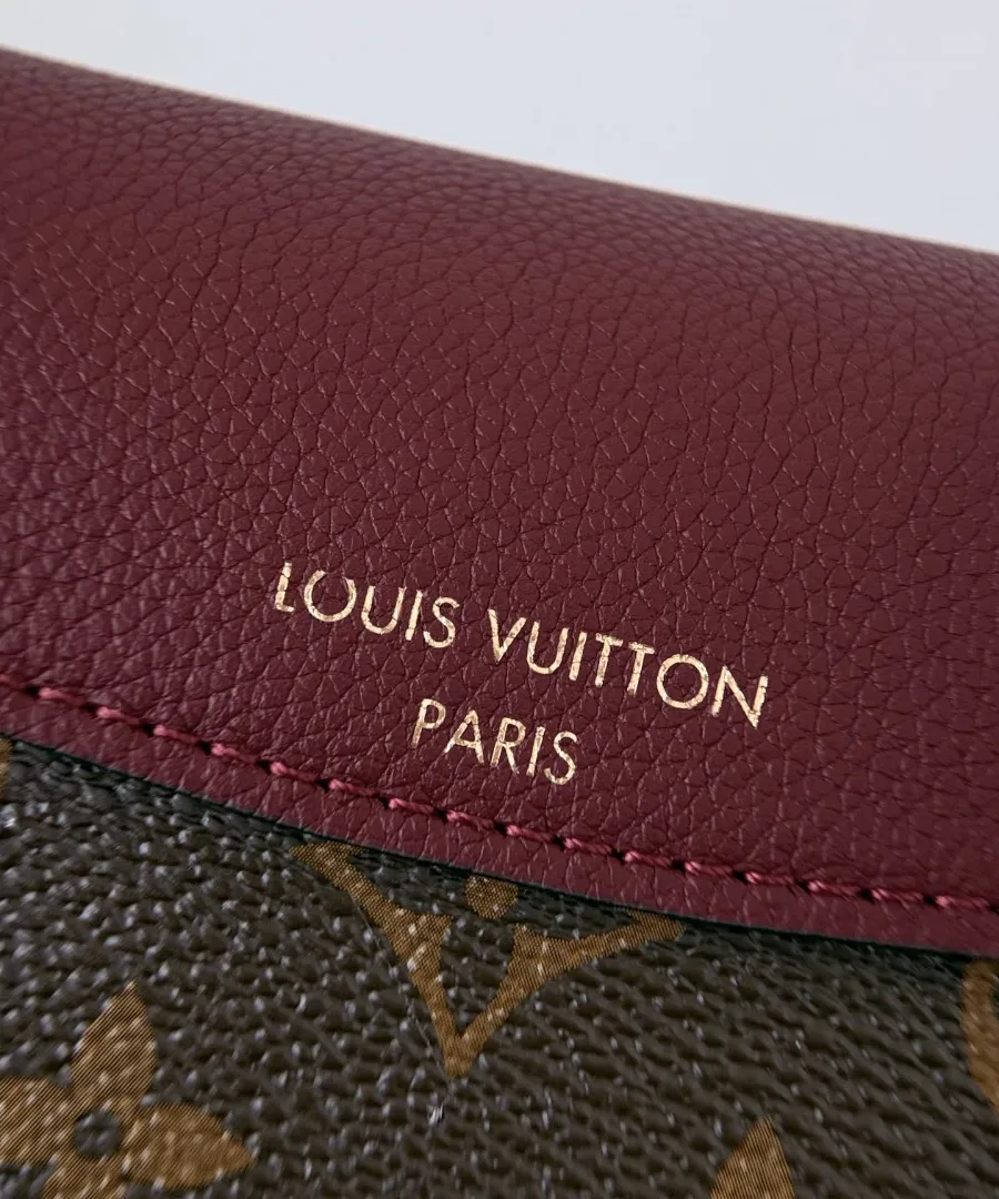 Золотистое тиснение Louis Vuitton Paris на бордовой коже