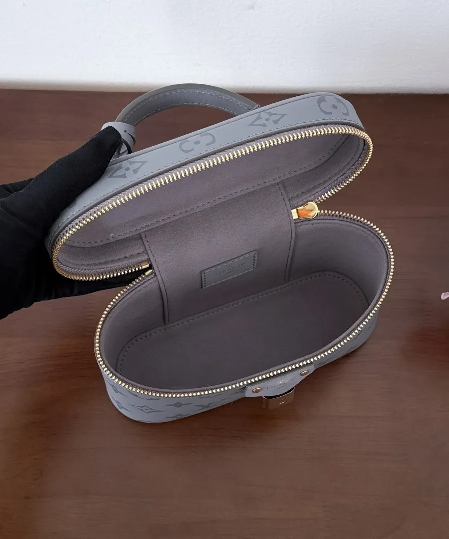 Открытая серая сумка-косметичка Louis Vuitton Vanity, вид сверху
