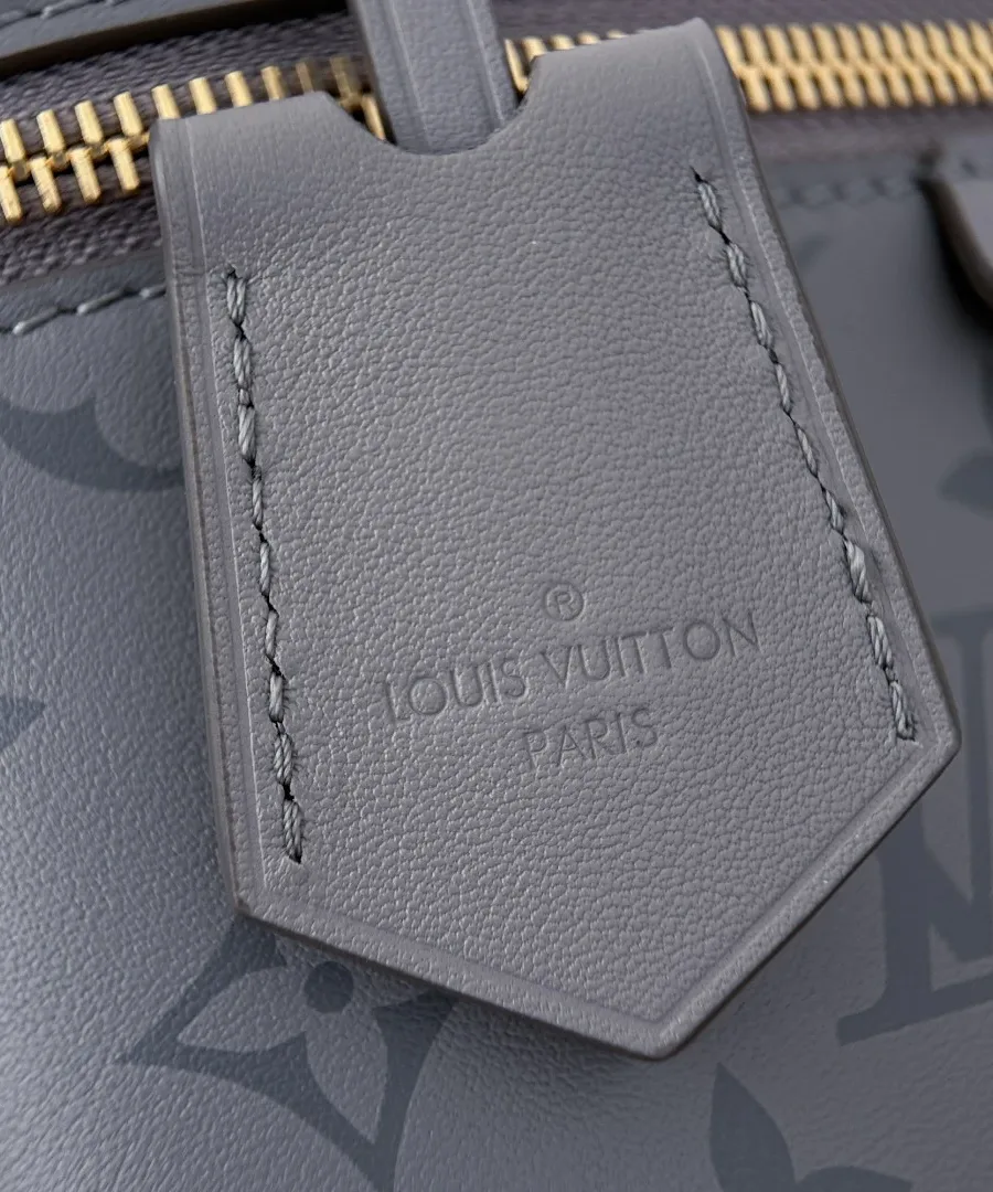 Кожаный ярлык серого цвета с тиснением Louis Vuitton Paris