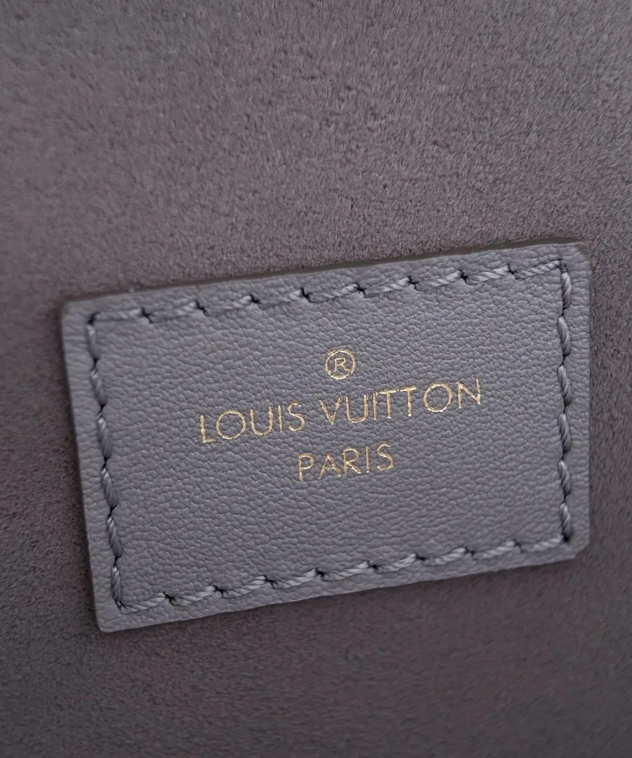 Внутренняя кожаная нашивка с золотистым логотипом Louis Vuitton
