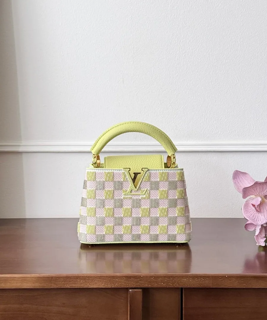 Разноцветная сумка Louis Vuitton Capucines BB в клетку, вид спереди