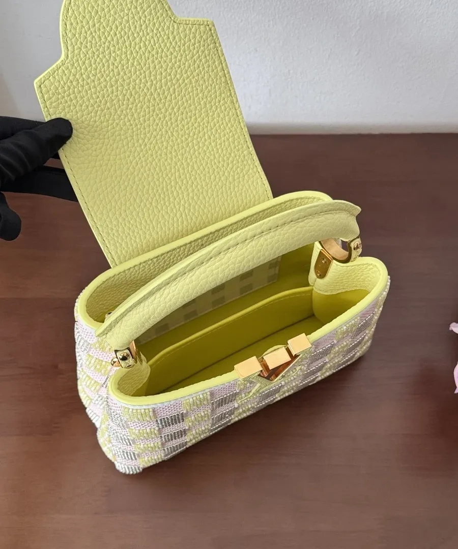 Внутреннее отделение сумки Louis Vuitton Capucines BB с открытым клапаном
