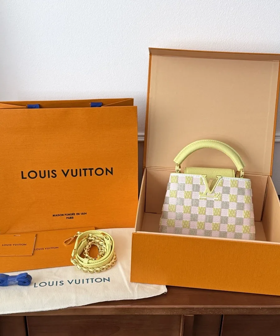 Сумка Louis Vuitton Capucines BB в фирменной коробке с пыльником и пакетом