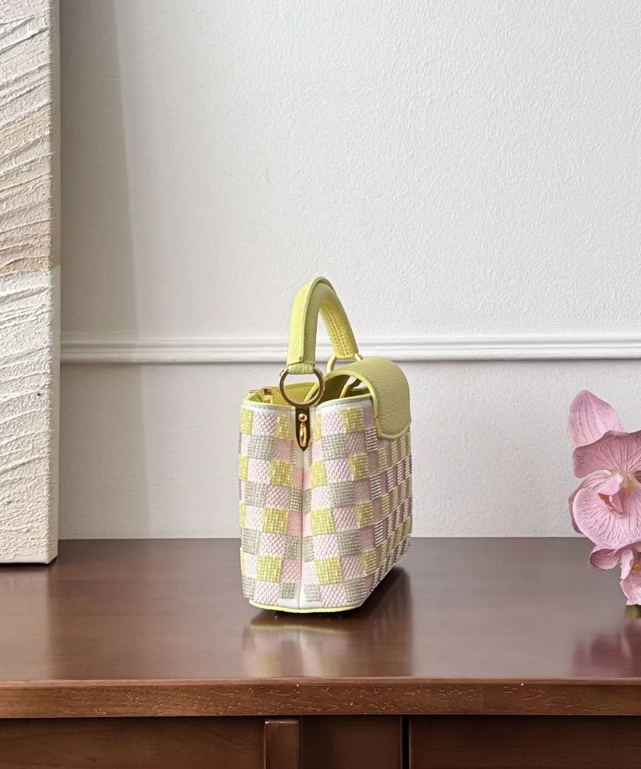 Разноцветная сумка Louis Vuitton Capucines BB, вид сбоку