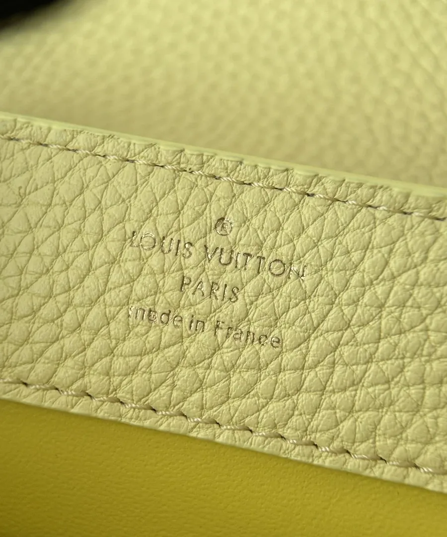 Крупный план тисненого логотипа Louis Vuitton Paris на внутренней кожаной отделке