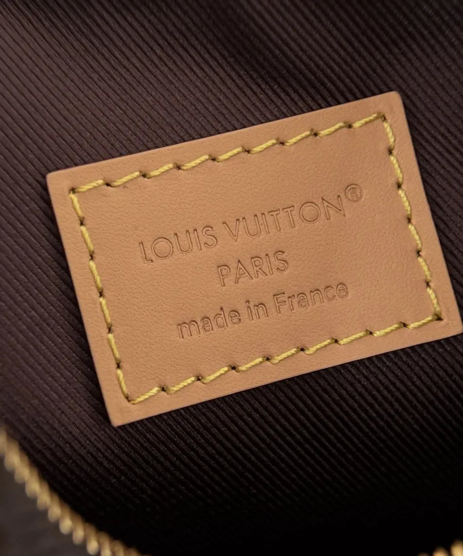Кожаная нашивка внутри сумки с тиснением Louis Vuitton Paris made in France