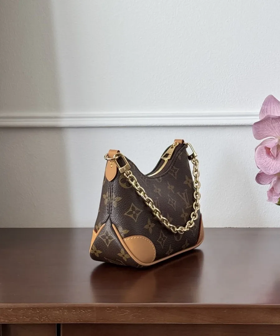 Коричневая сумка Louis Vuitton Croissant Mini, вид сбоку