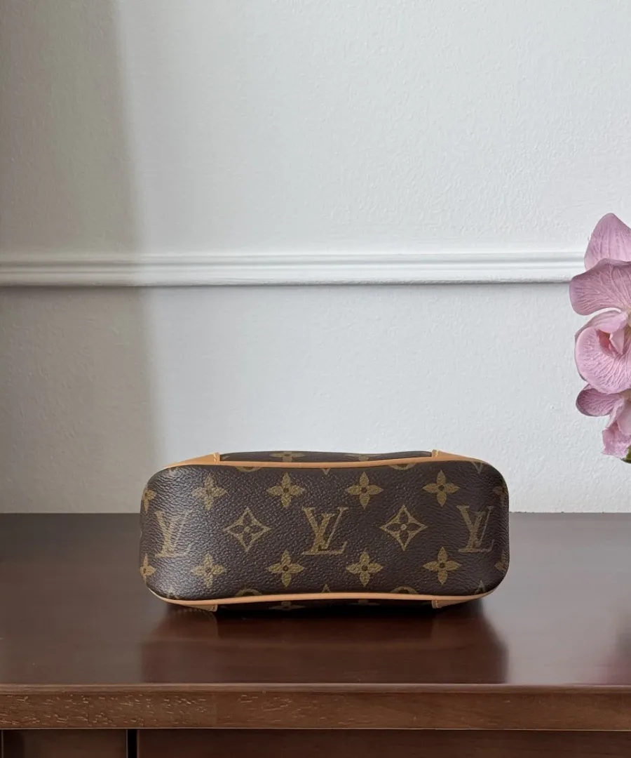 Коричневая сумка Louis Vuitton Croissant Mini, вид снизу